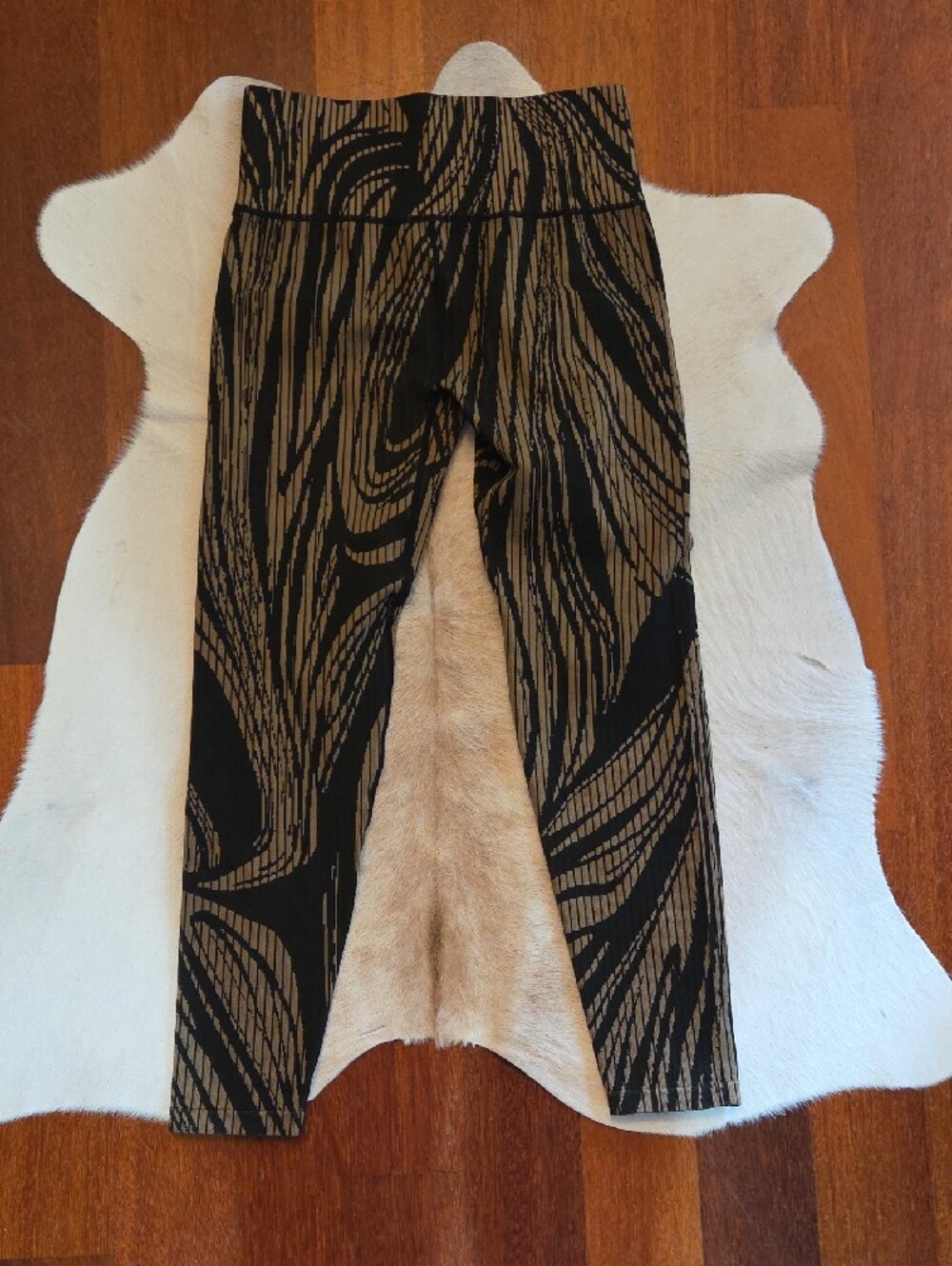 SAGE Black & Gold Abstract Print Leggings M